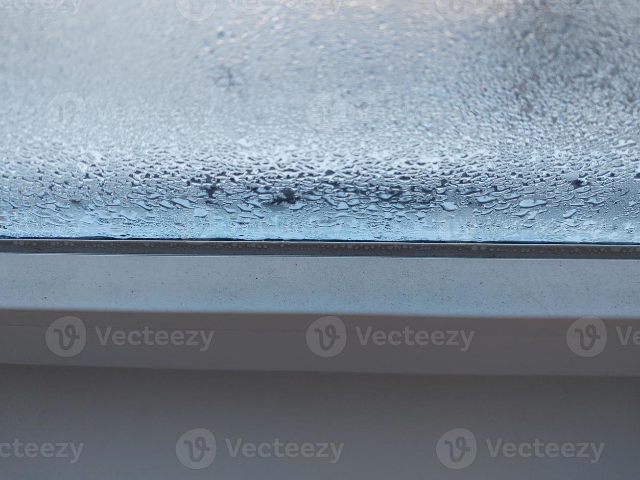 Fenster mit gefrorenen Kondenswassertropfen bedeckt foto