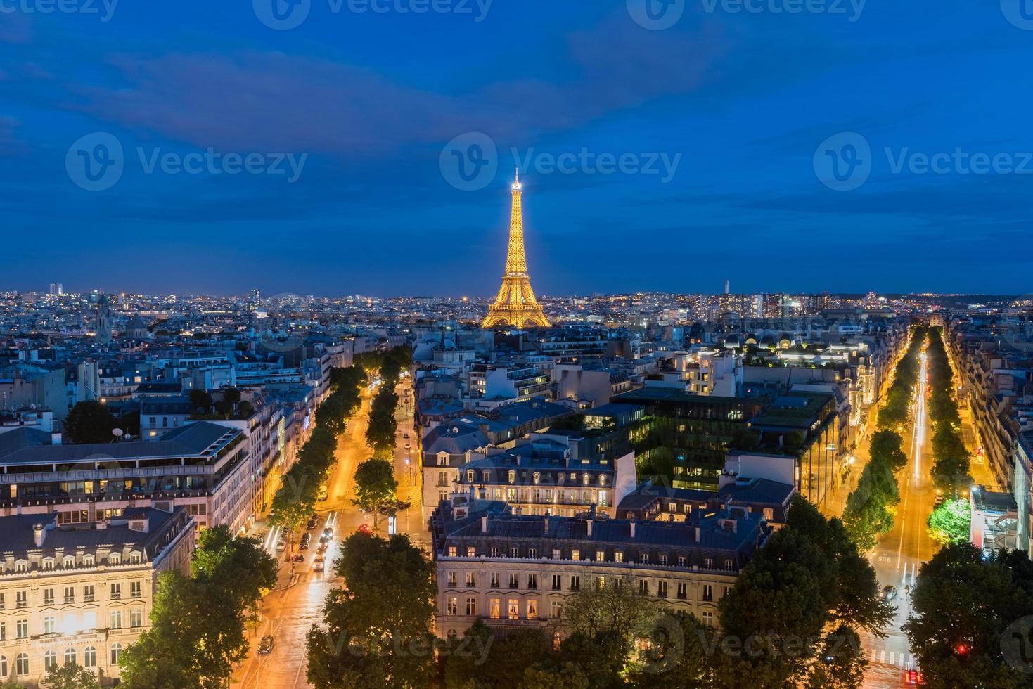 blick auf den eiffelturm und die skyline von paris in der ferne in der abenddämmerung. foto