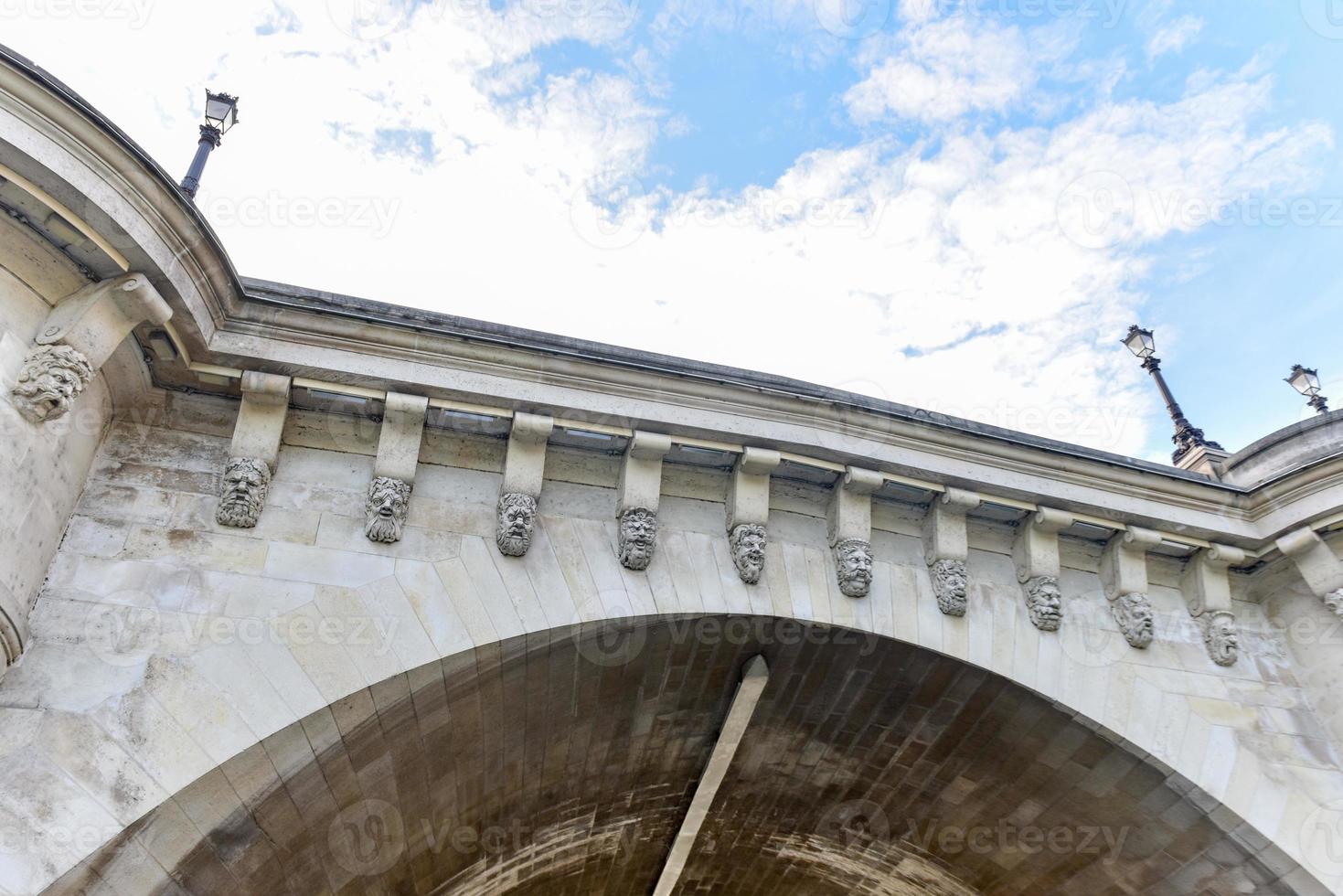 die pont neuf ist die älteste stehende brücke über die seine in paris, frankreich. foto