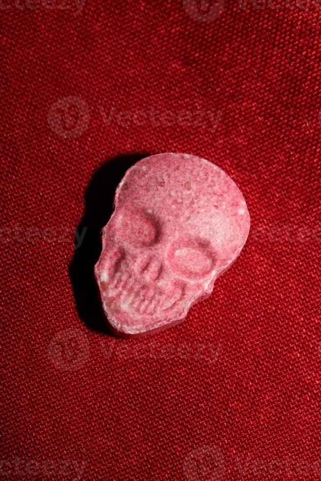 Die stärksten Ecstasy-Pillen der lila Totenkopf-Welt schließen hohe Qualität mit großen Dope-Drucken foto