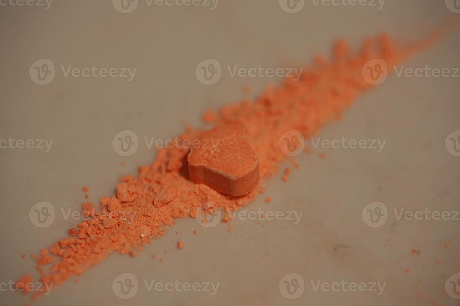 orangefarbene Pillen mit MDMA-Ecstasy-Dope-Rolex-Medikament, Nahaufnahme, Hintergrundkunst in hochwertigem Druck foto