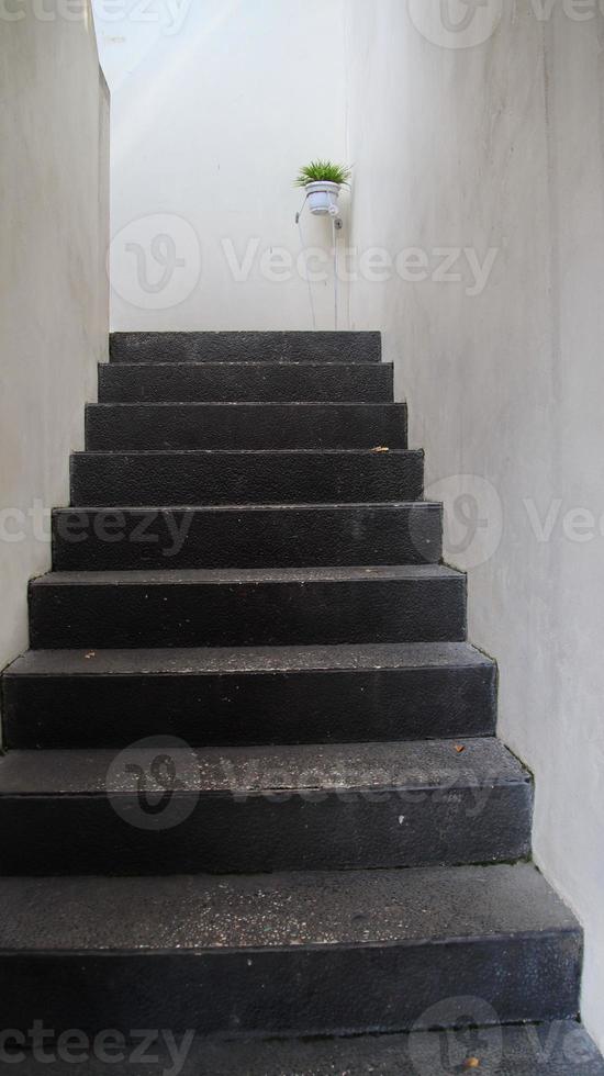 Treppe zu einem Raum, der leer und einsam ist foto