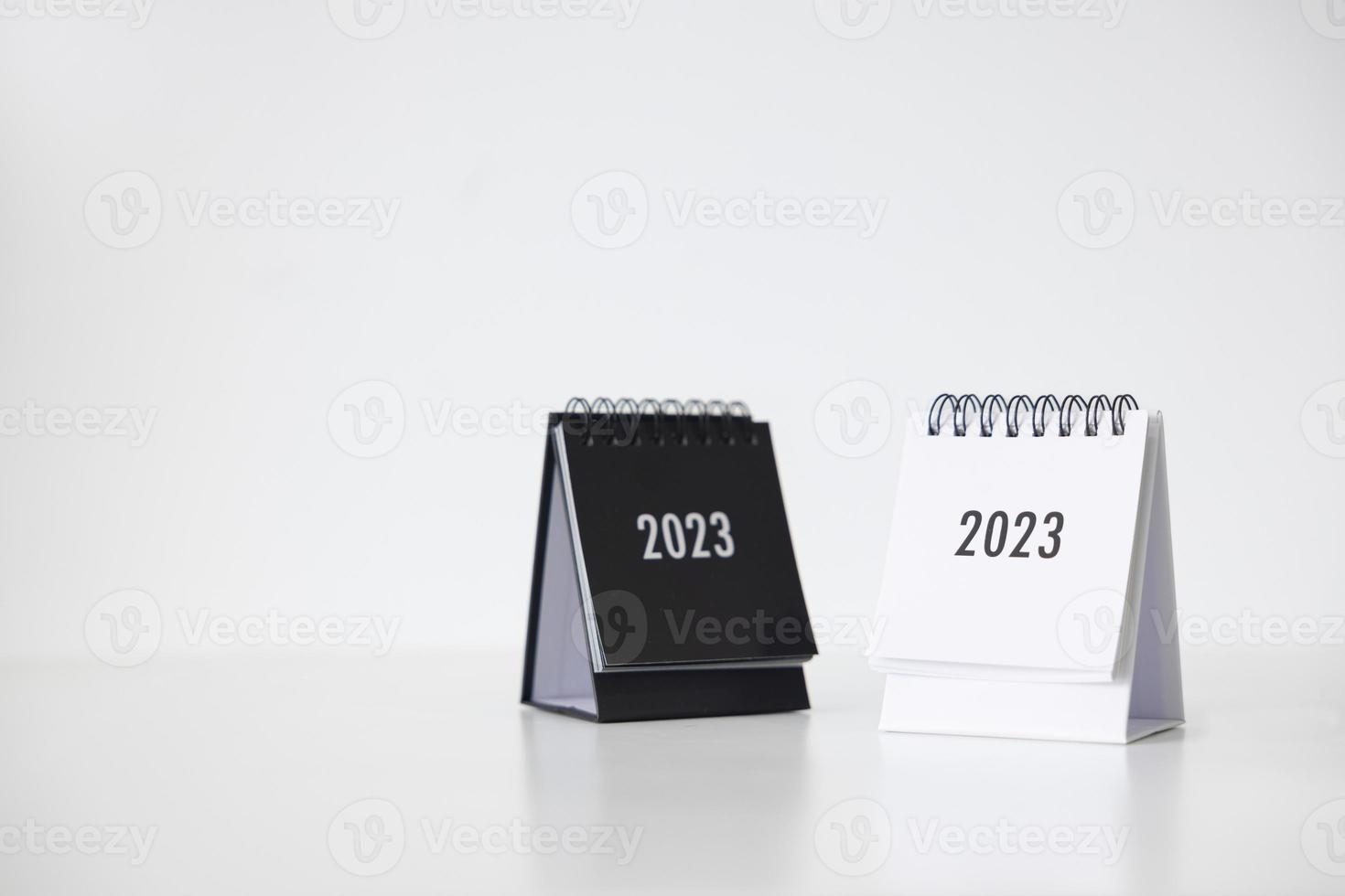 2023 Geschäftskalender auf dem Bürotisch am Neujahrstag. Erstellen Sie einen Arbeitsplan für den Jahresanfang. konzept über feier, geschäft, weihnachten, neujahr. foto