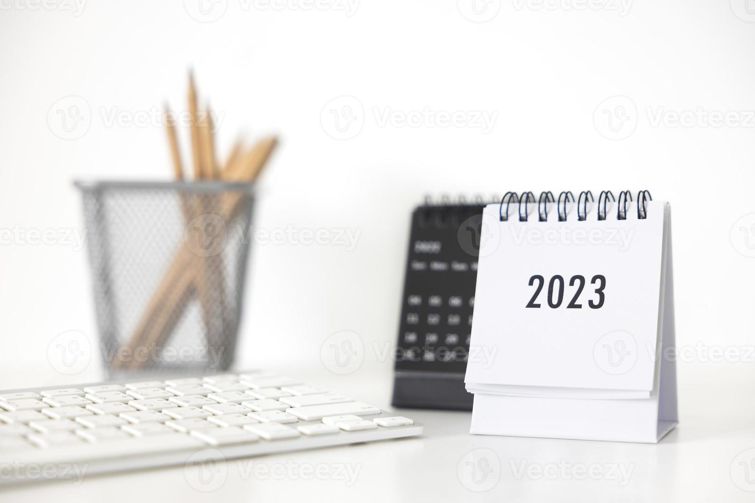 2023 Geschäftskalender, Tastatur und Bleistift auf dem Bürotisch am Neujahrstag. Erstellen Sie einen Arbeitsplan für den Jahresanfang. konzept über feier, geschäft, weihnachten, neujahr. foto