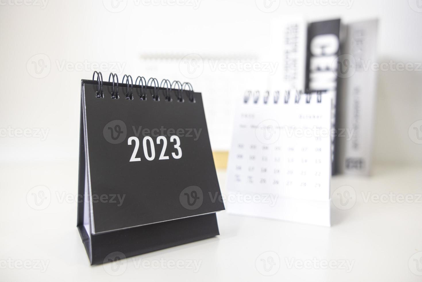 2023 Geschäftskalender auf dem Bürotisch am Neujahrstag. Erstellen Sie einen Arbeitsplan für den Jahresanfang. konzept über feier, geschäft, weihnachten, neujahr. foto