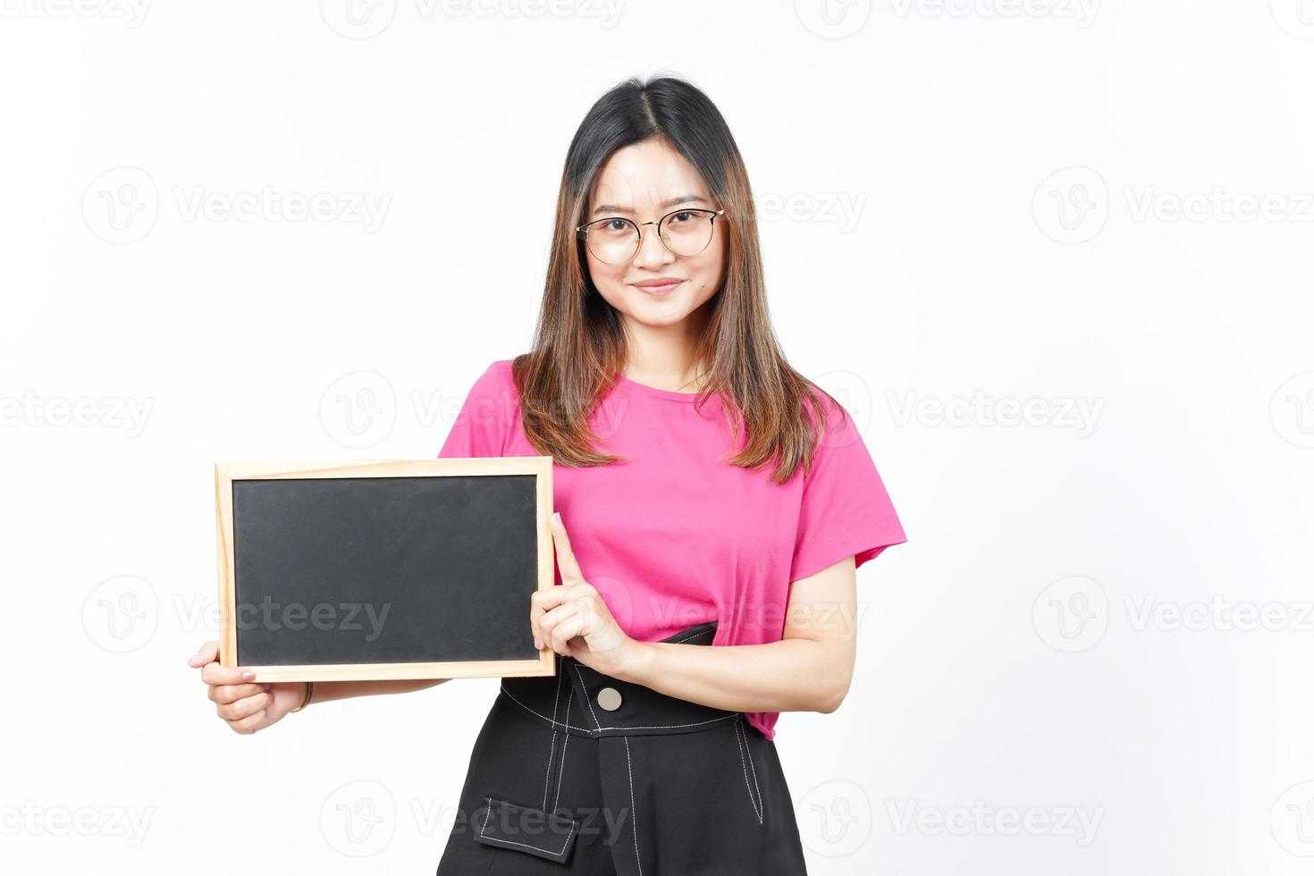 Zeigen, Präsentieren und Halten einer leeren Tafel einer schönen asiatischen Frau isoliert auf Weiß foto