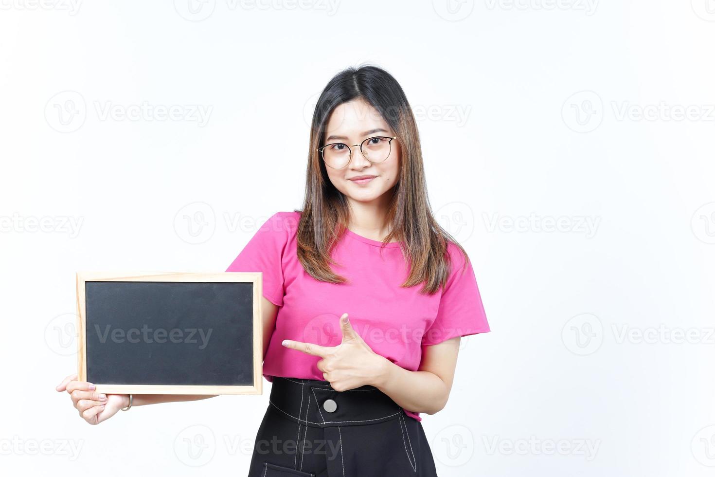 Zeigen, Präsentieren und Halten einer leeren Tafel einer schönen asiatischen Frau isoliert auf Weiß foto