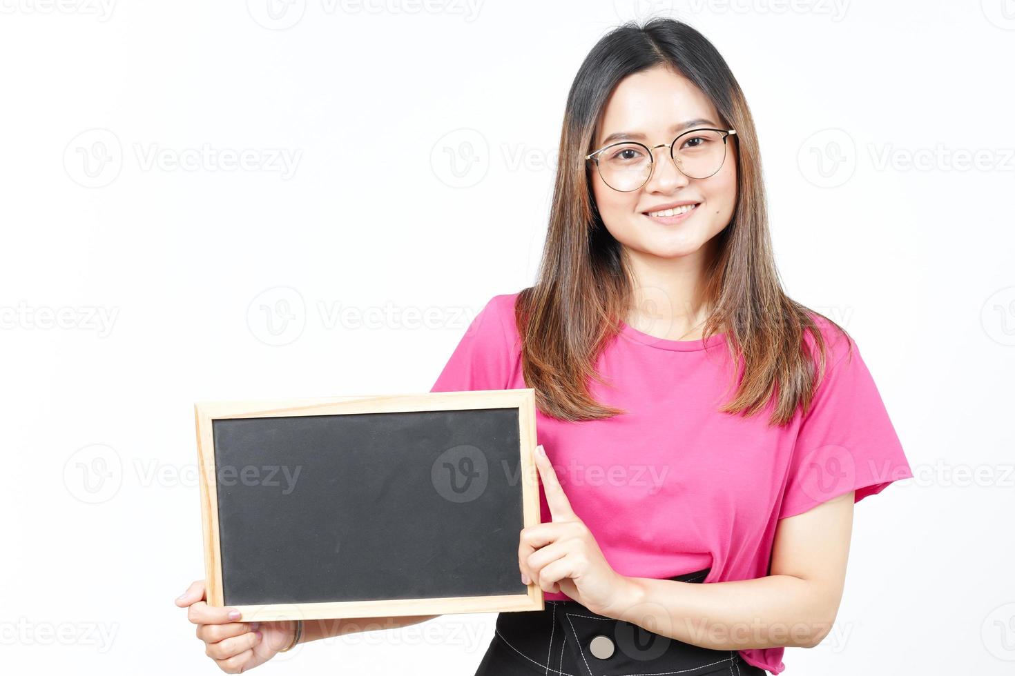 Zeigen, Präsentieren und Halten einer leeren Tafel einer schönen asiatischen Frau isoliert auf Weiß foto