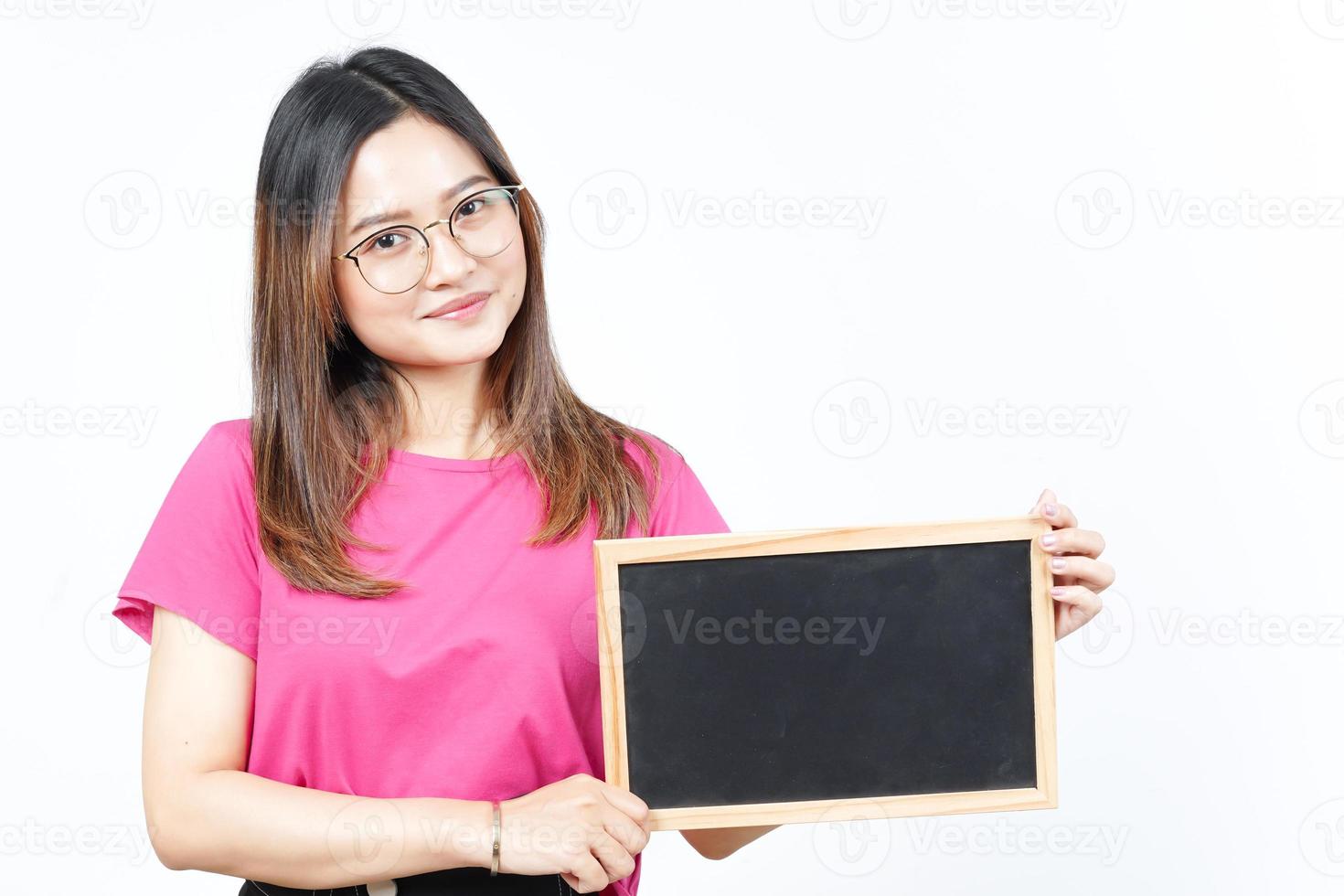 Zeigen, Präsentieren und Halten einer leeren Tafel einer schönen asiatischen Frau isoliert auf Weiß foto