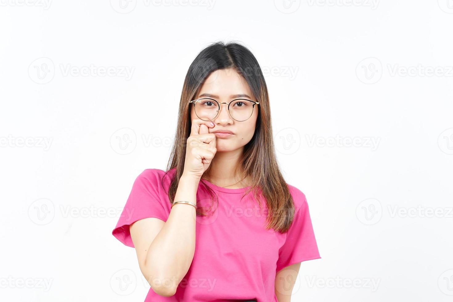 Schrei trauriger Gesichtsausdruck der schönen asiatischen Frau isoliert auf weißem Hintergrund foto