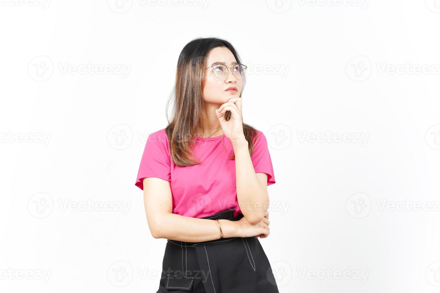 Denken und neugierige Geste der schönen asiatischen Frau isoliert auf weißem Hintergrund foto