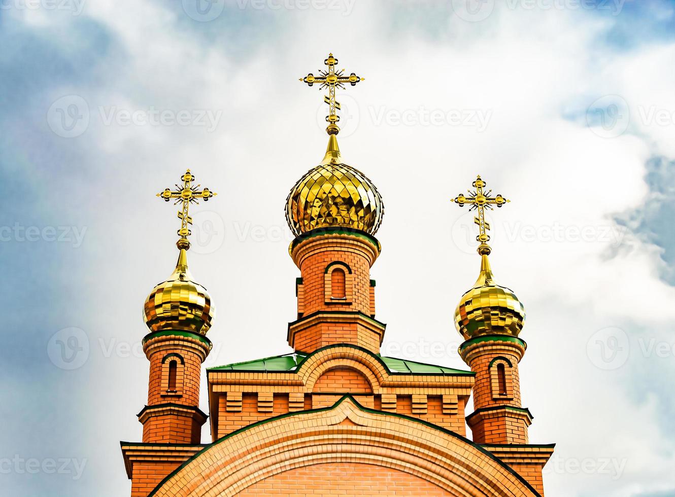 christliches Kirchenkreuz im hohen Kirchturm zum Gebet foto