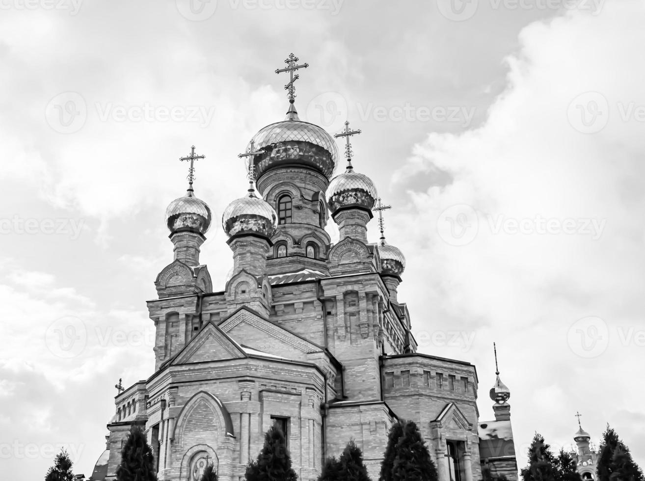 christliches Kirchenkreuz im hohen Kirchturm zum Gebet foto