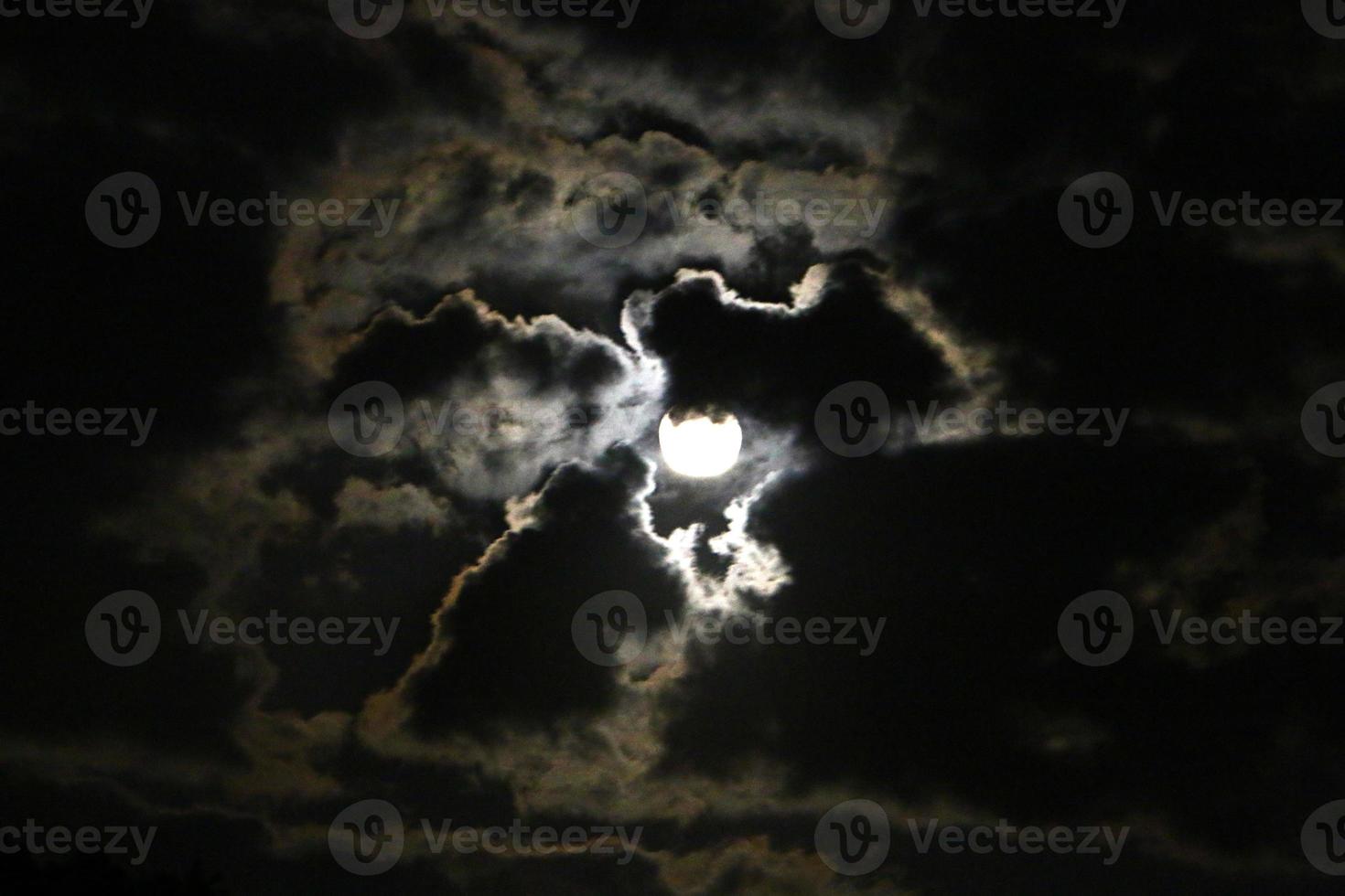 Mond und Wolken am Himmel über dem Meer foto