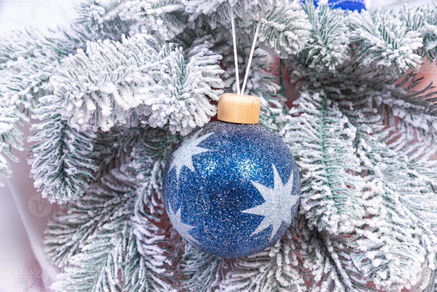 kreatives DIY-Bastelhobby. Herstellung von handgefertigten Weihnachtsschmuck und Kugeln mit Filzfichte. weihnachtsbaum mit bunten kugeln und geschenkboxen über weißer backsteinmauer mit blauen und weißen kugeln foto