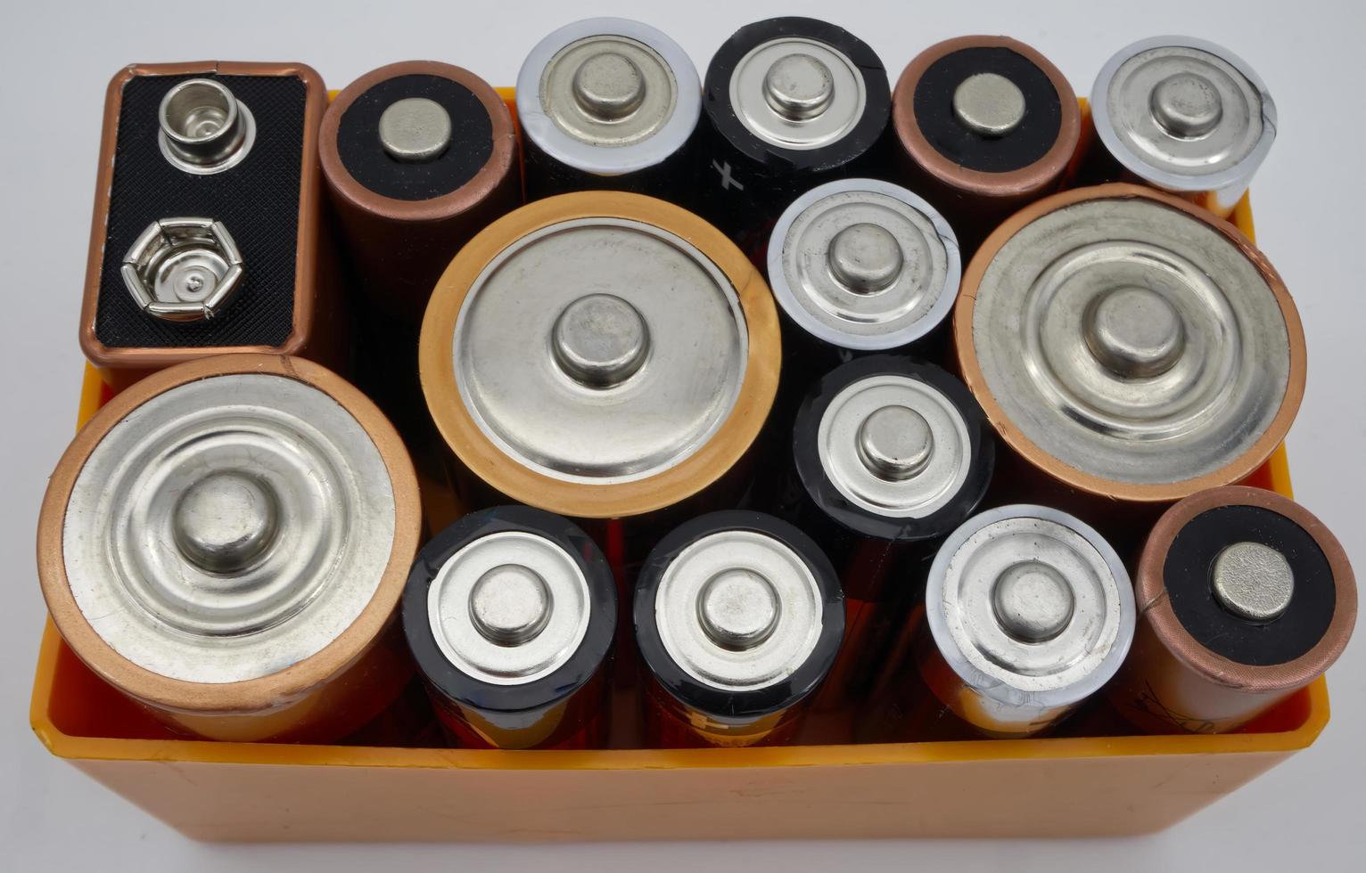 Batterien unterschiedlicher Größe und Formate, selektiver Fokus. foto