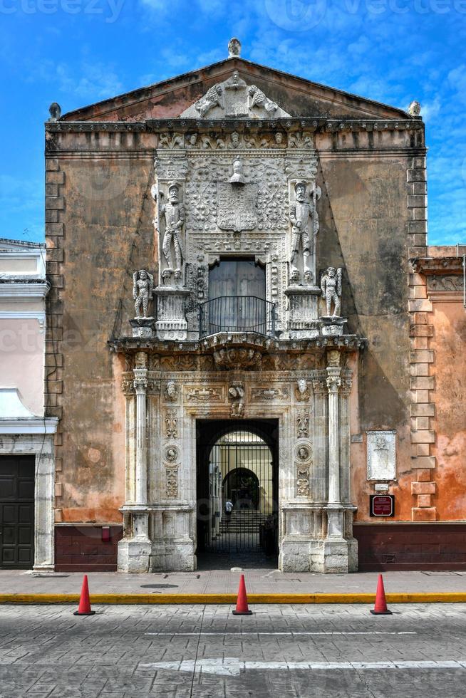 merida, mexiko - 24. mai 2021 - montejo haus des nationalen erbes von merida, yucatan, mexiko. das montejo house ist ein gebäude, das zwischen 1542 und 1549 von den eroberern der halbinsel yucatan erbaut wurde. foto