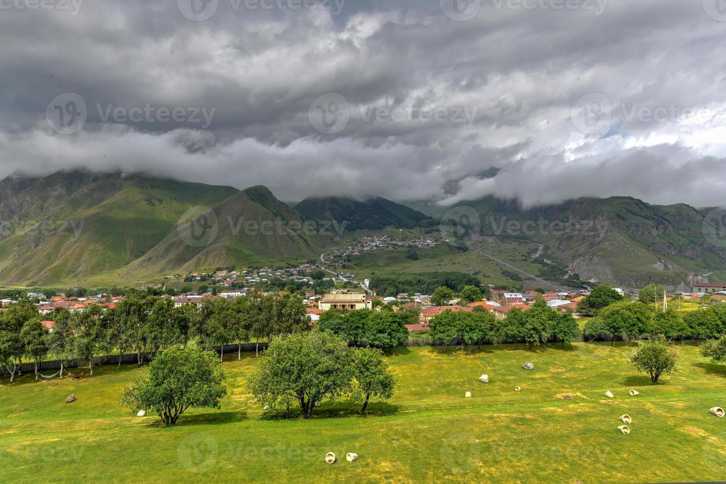 hügelige landschaft in der nähe des dorfes gergeti in georgia, unter dem berg kazbegi. foto