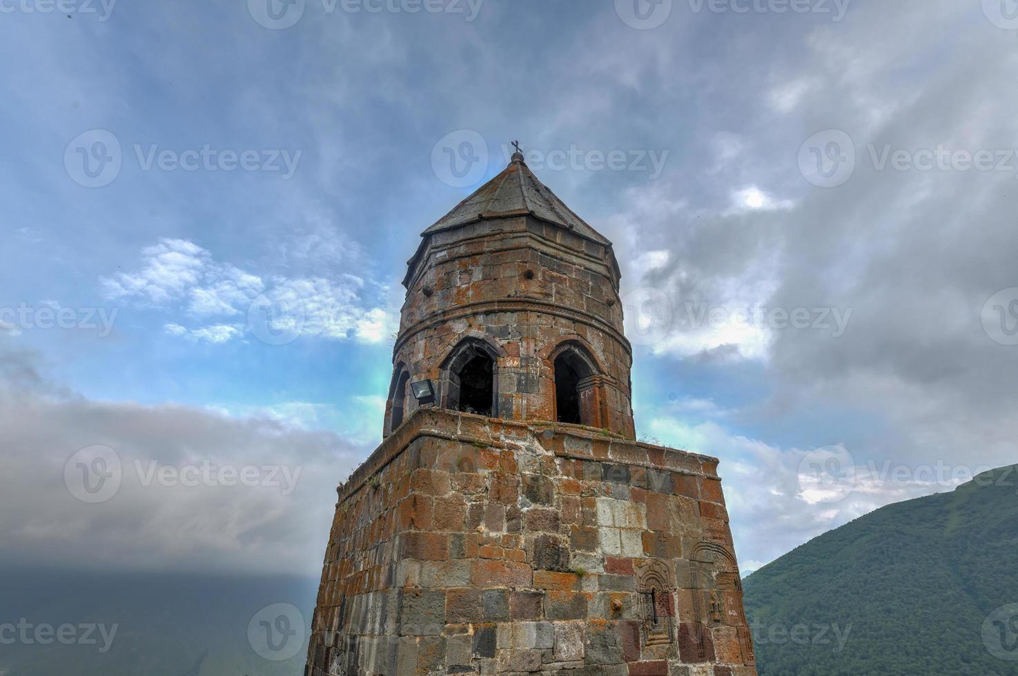 gergeti dreifaltigkeitskirche, heilige dreifaltigkeitskirche in der nähe des dorfes gergeti in georgien, unter dem berg kazbegi. foto