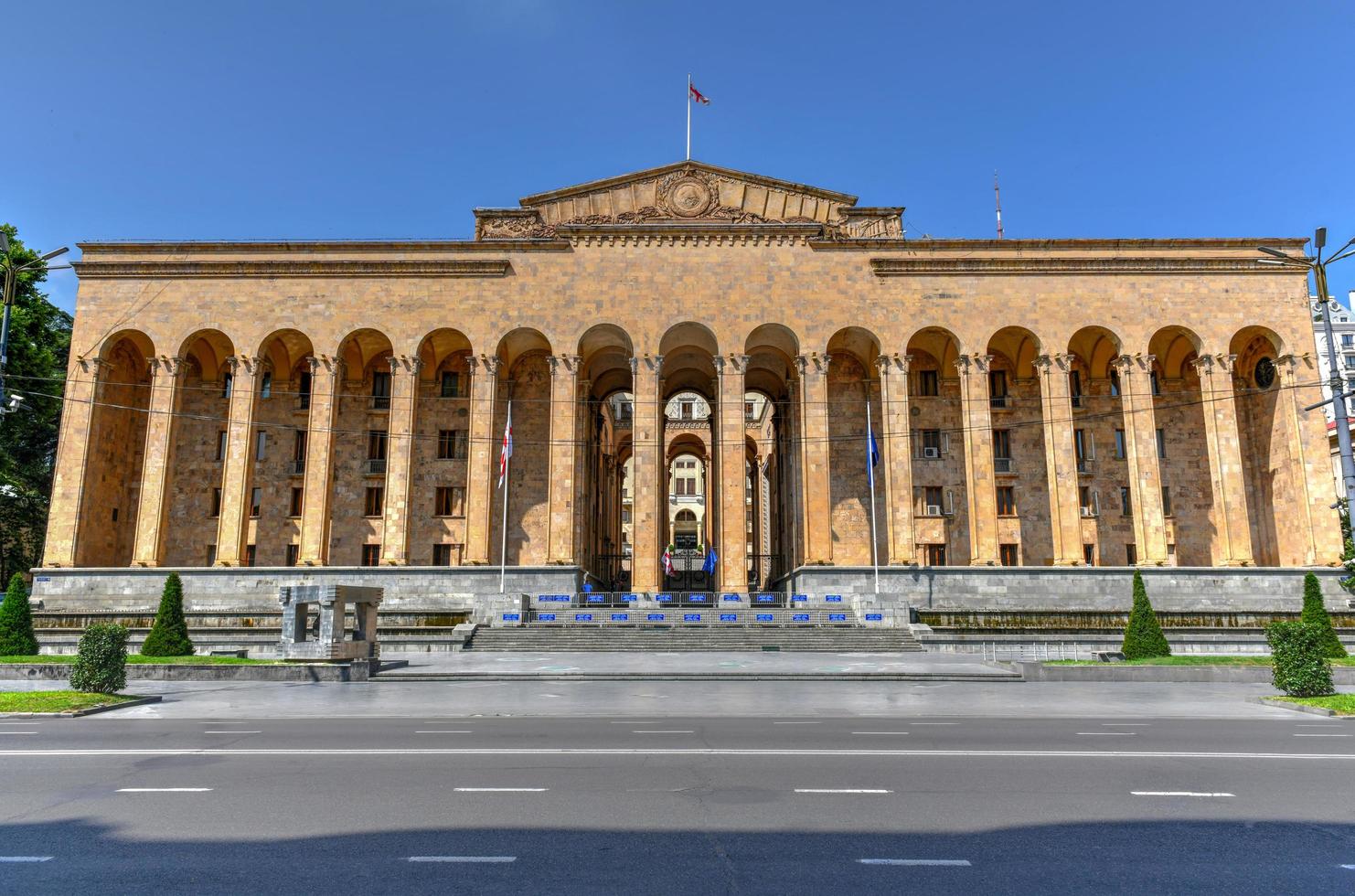 altes parlament im regierungsgebäude an der shota rustaveli avenue in tiflis, georgien, 2022 foto