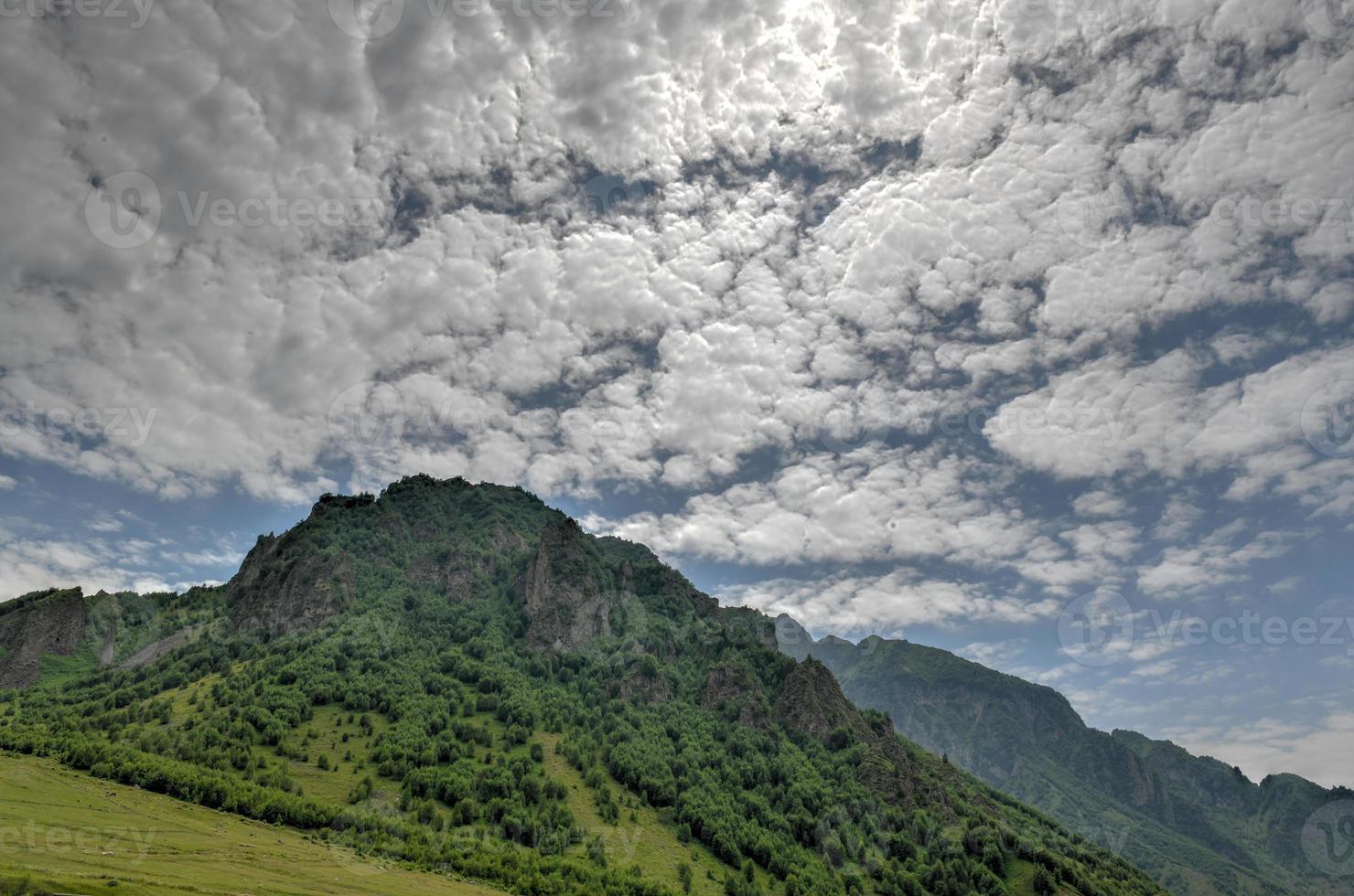 schöner Panoramablick auf die georgische Landschaft in Goristsikhe, Georgia foto