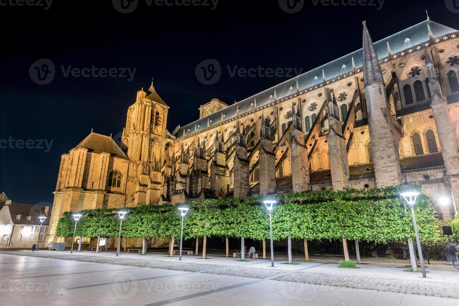 die kathedrale von bourges, römisch-katholische kirche in bourges, frankreich bei nacht. es ist dem heiligen stephan gewidmet und ist der sitz des erzbischofs von bourges. foto