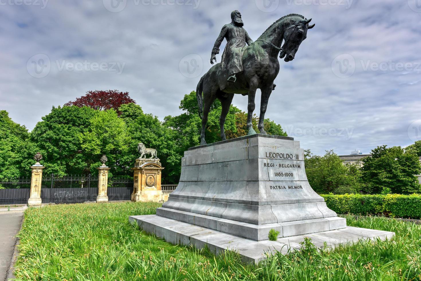 reiterstatue von leopold ii, dem zweiten könig der belgier, auf dem place du trone foto