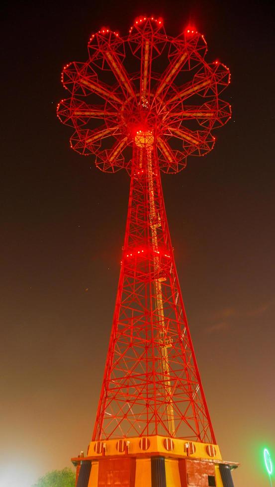 fallschirmsprung, ein verlassenes historisches wahrzeichen von brooklyns coney island. foto