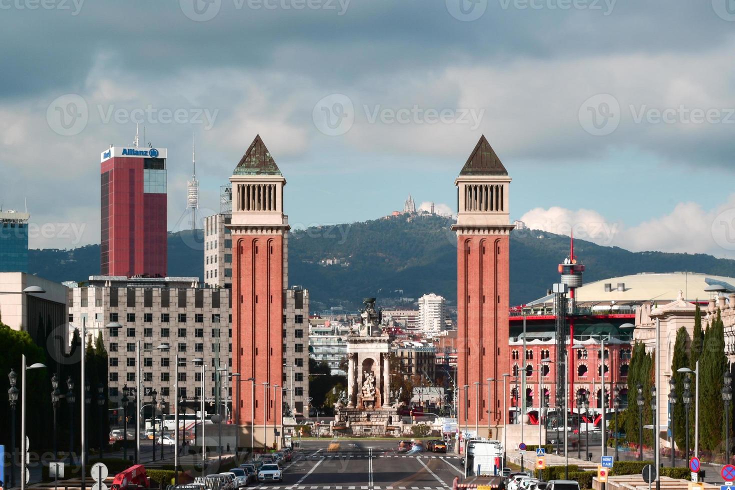 venezianischer turm auf dem espanya-platz in barcelona, spanien. foto