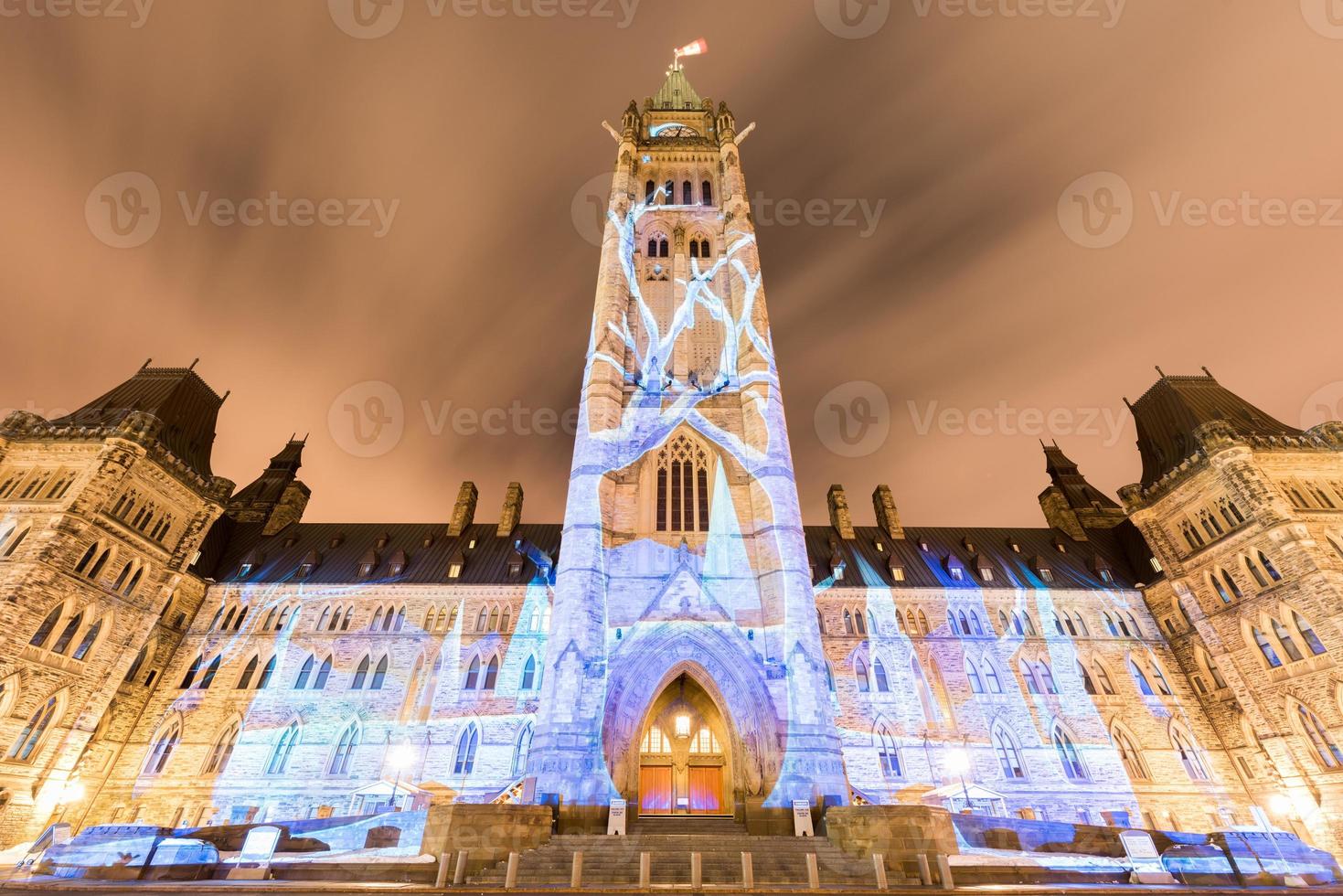 Winterferien-Lichtshow, die nachts auf das kanadische Parlamentsgebäude projiziert wird, um den 150. Jahrestag der kanadischen Konföderation in Ottawa, Kanada, zu feiern. foto