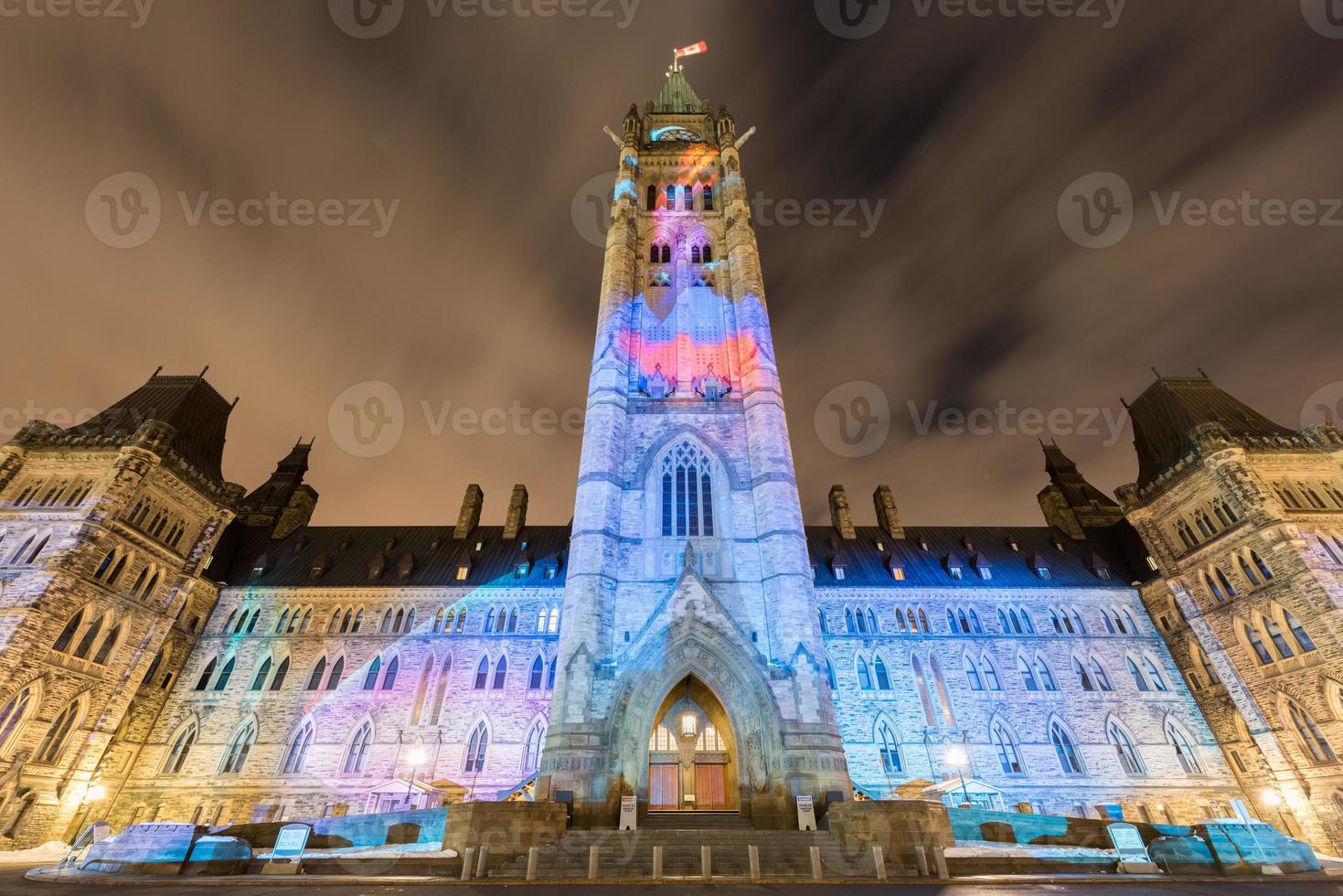 Winterferien-Lichtshow, die nachts auf das kanadische Parlamentsgebäude projiziert wird, um den 150. Jahrestag der kanadischen Konföderation in Ottawa, Kanada, zu feiern. foto