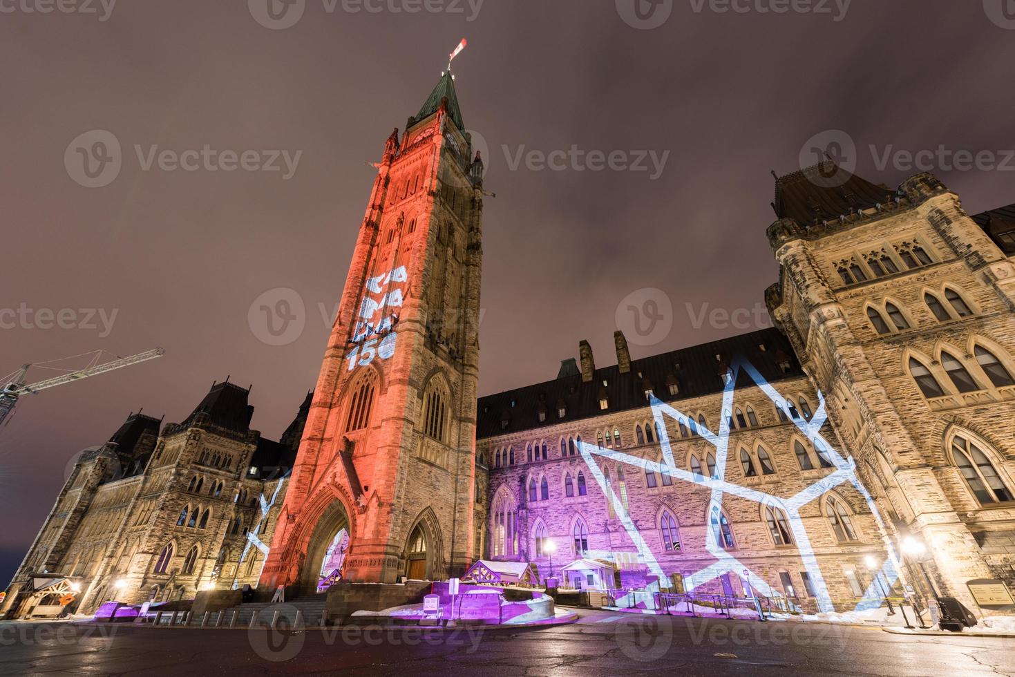 Winterferien-Lichtshow, die nachts auf das kanadische Parlamentsgebäude projiziert wird, um den 150. Jahrestag Kanadas in Ottawa, Kanada, zu feiern. foto