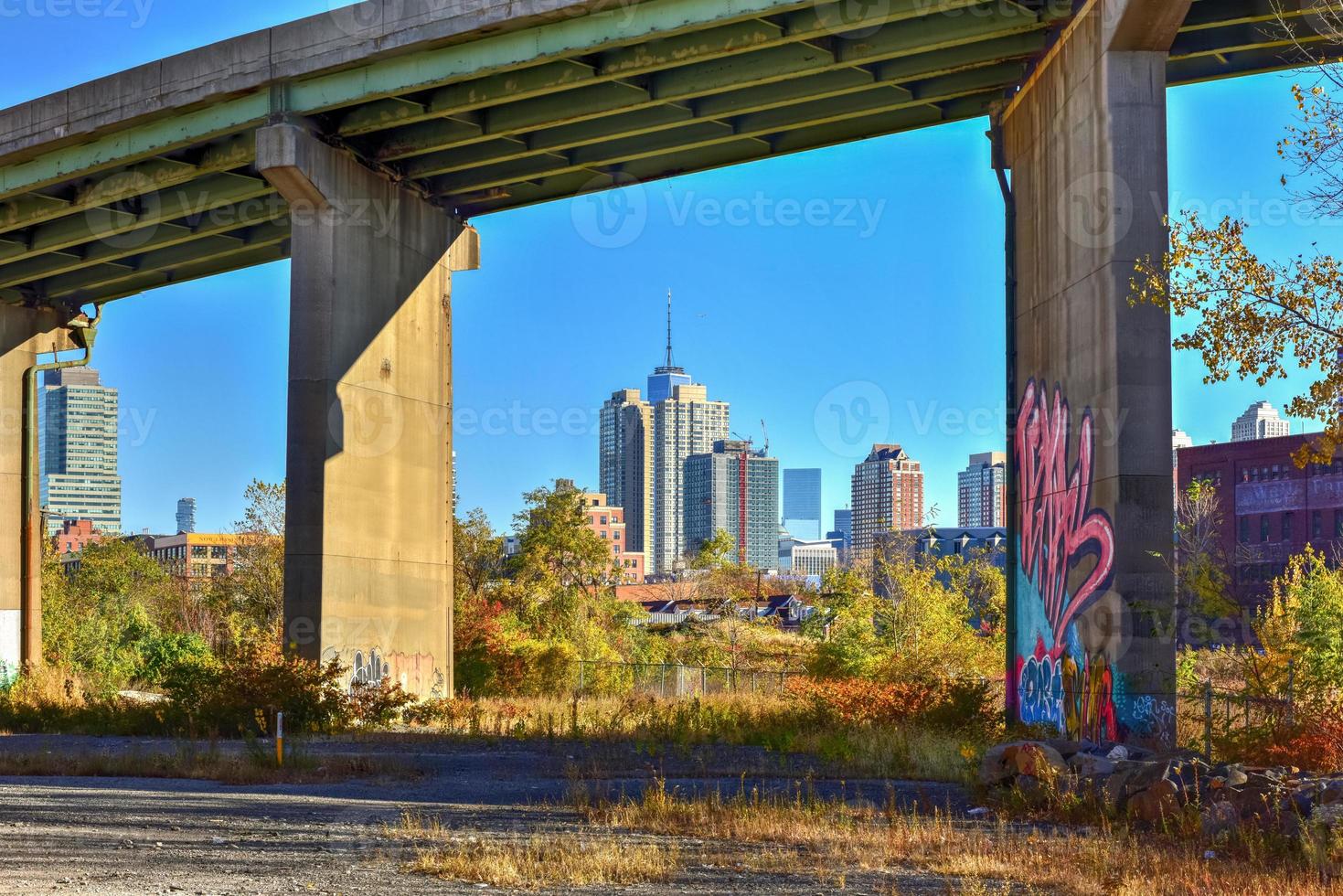 Städtischer Teil von Jersey City, New Jersey mit Blick auf die Skyline von NYC. foto