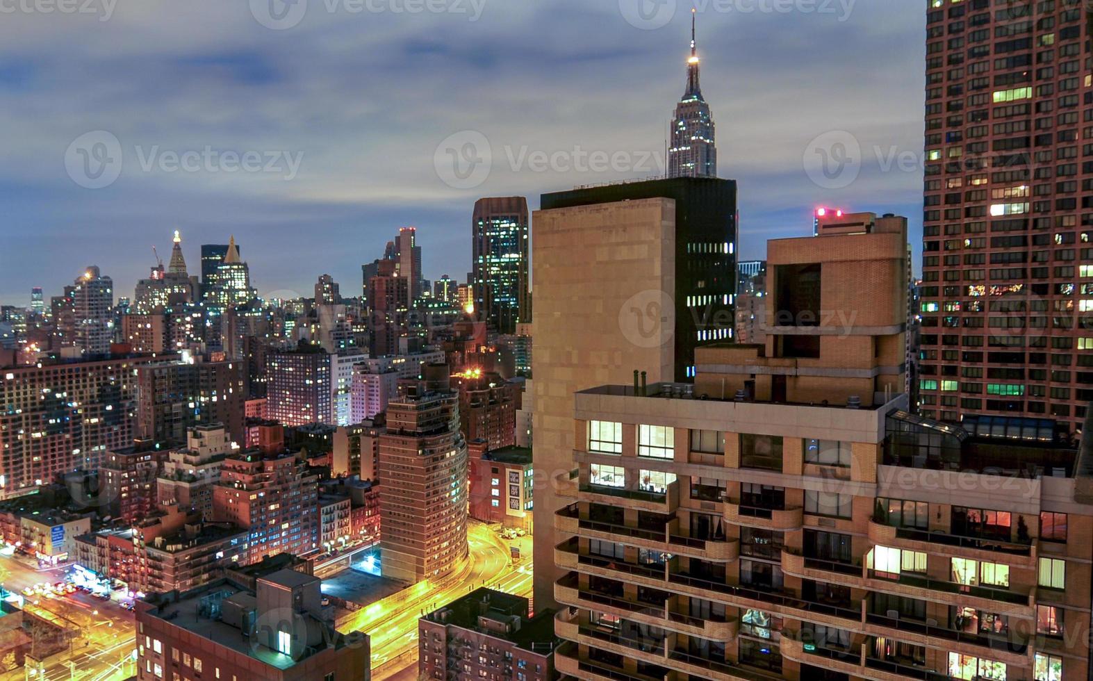 Luftaufnahme entlang Midtown East in New York City bei Nacht. foto