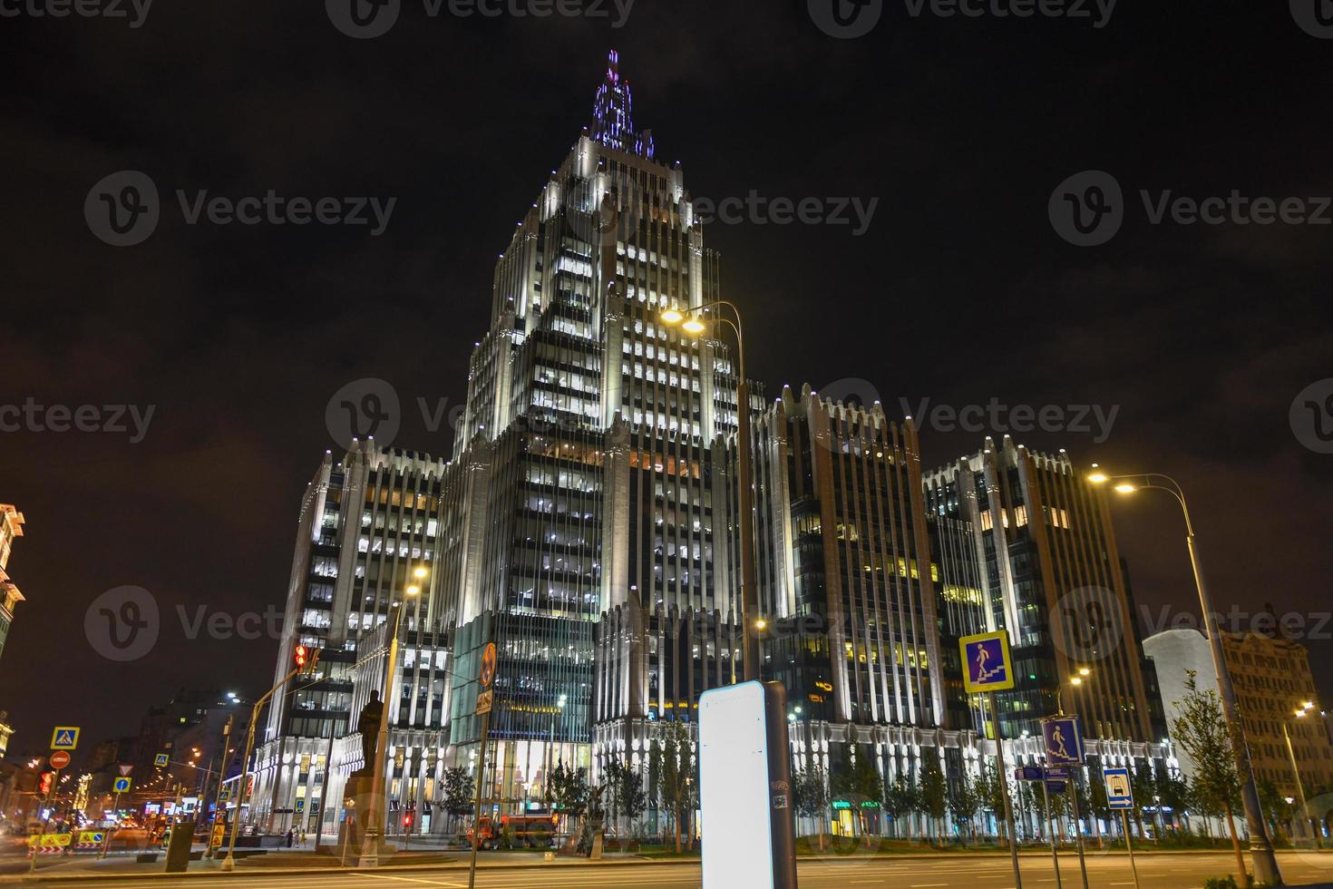 multifunktionales business center oruzheynyy, ein hochhaus in moskau, russland bei nacht. foto