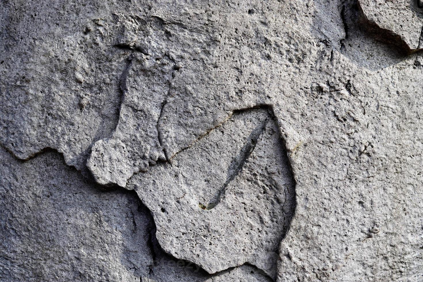 Detailansicht auf gealterte Betonwände mit Rissen und viel Struktur in hoher Auflösung foto