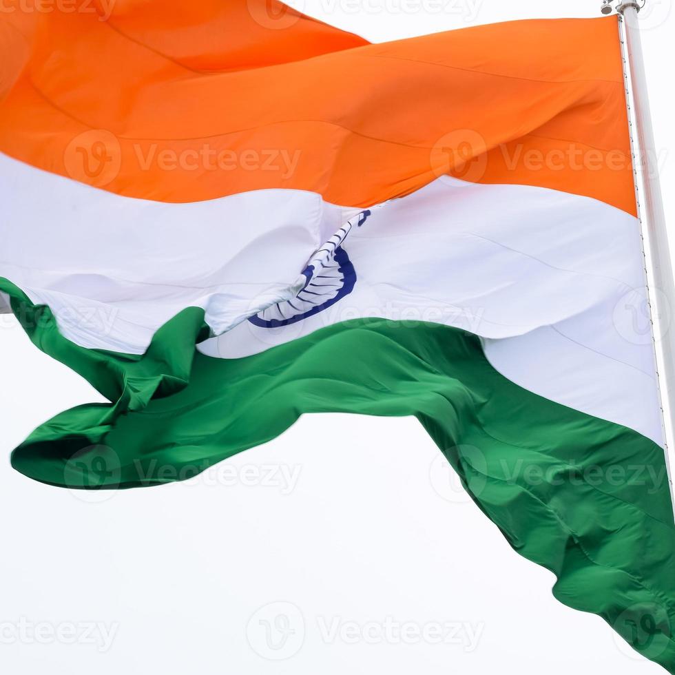 Indien-Flagge, die hoch am Connaught-Platz mit Stolz auf den blauen Himmel fliegt, Indien-Flagge flattert, indische Flagge am Unabhängigkeitstag und Tag der Republik Indien, Schuss nach oben geneigt, indische Flagge schwenkend, Har Ghar Tiranga foto