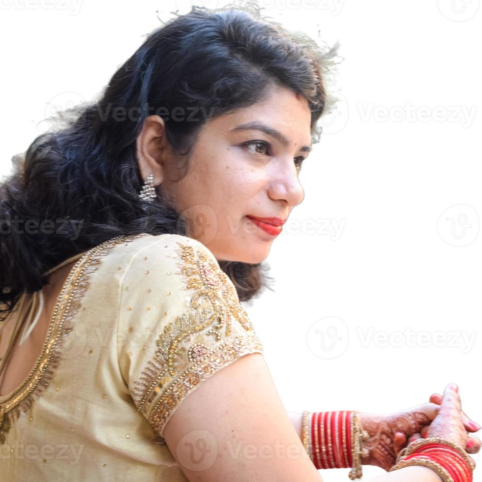 schöne frau, die sich als indische tradition mit henna-mehndi-design auf beiden händen verkleidet hat, um das große fest von karwa chauth mit einfachem weißem hintergrund zu feiern foto