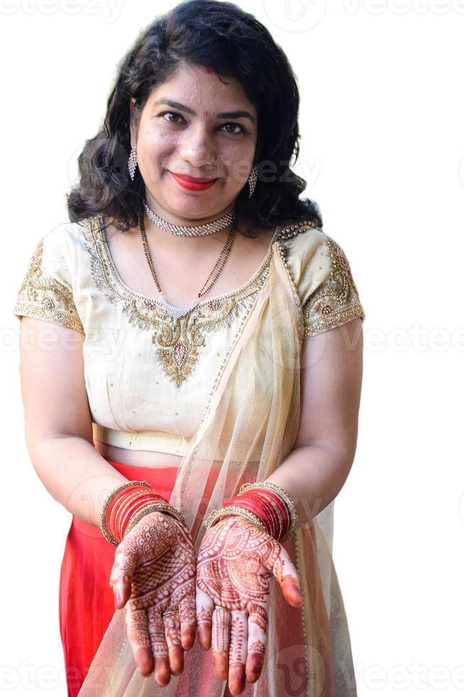 schöne frau, die sich als indische tradition mit henna-mehndi-design auf beiden händen verkleidet hat, um das große fest von karwa chauth mit einfachem weißem hintergrund zu feiern foto