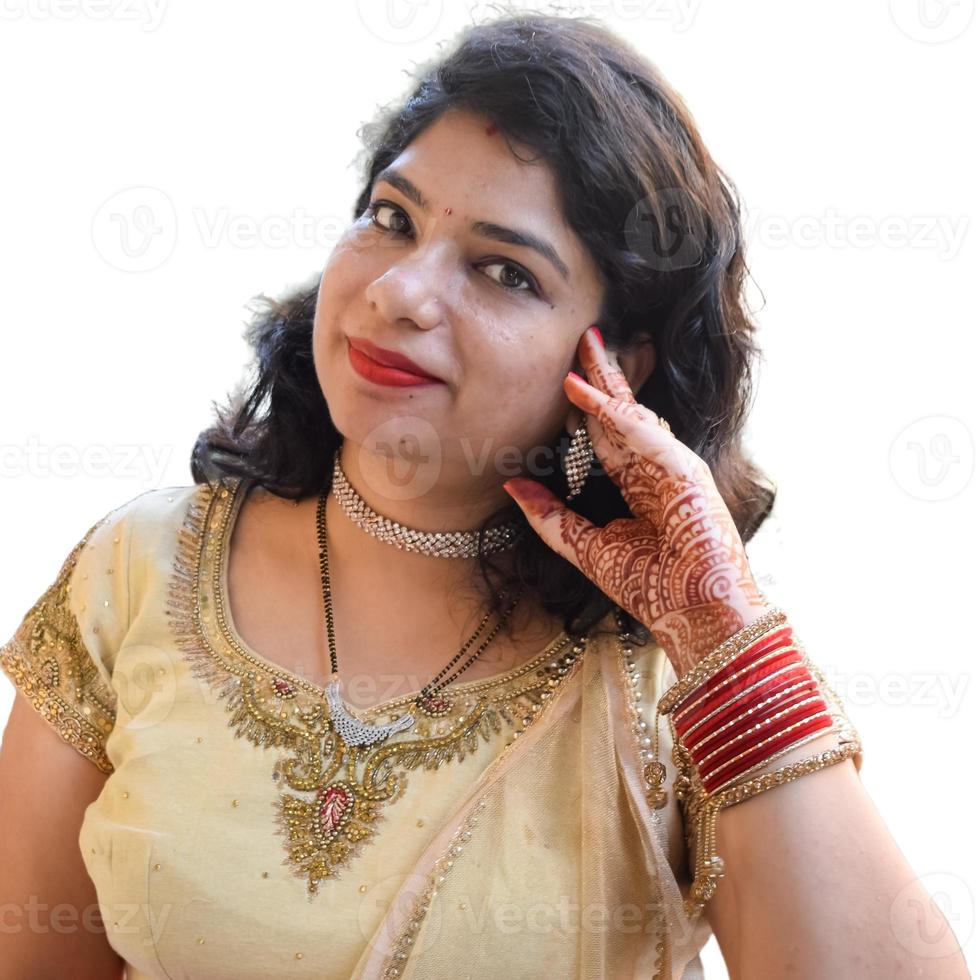 schöne frau, die sich als indische tradition mit henna-mehndi-design auf beiden händen verkleidet hat, um das große fest von karwa chauth mit einfachem weißem hintergrund zu feiern foto