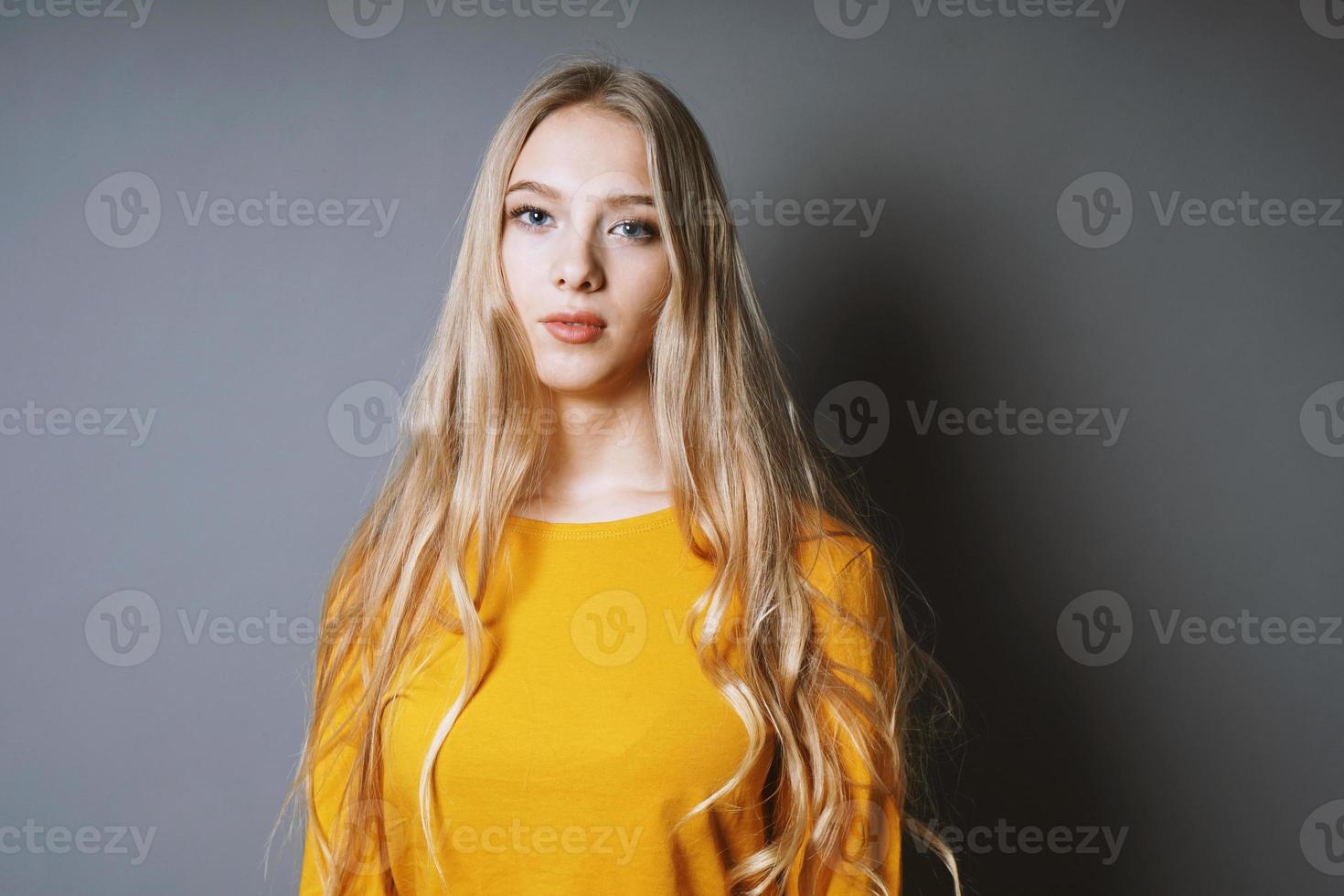 coole junge frau mit langen blonden haaren foto