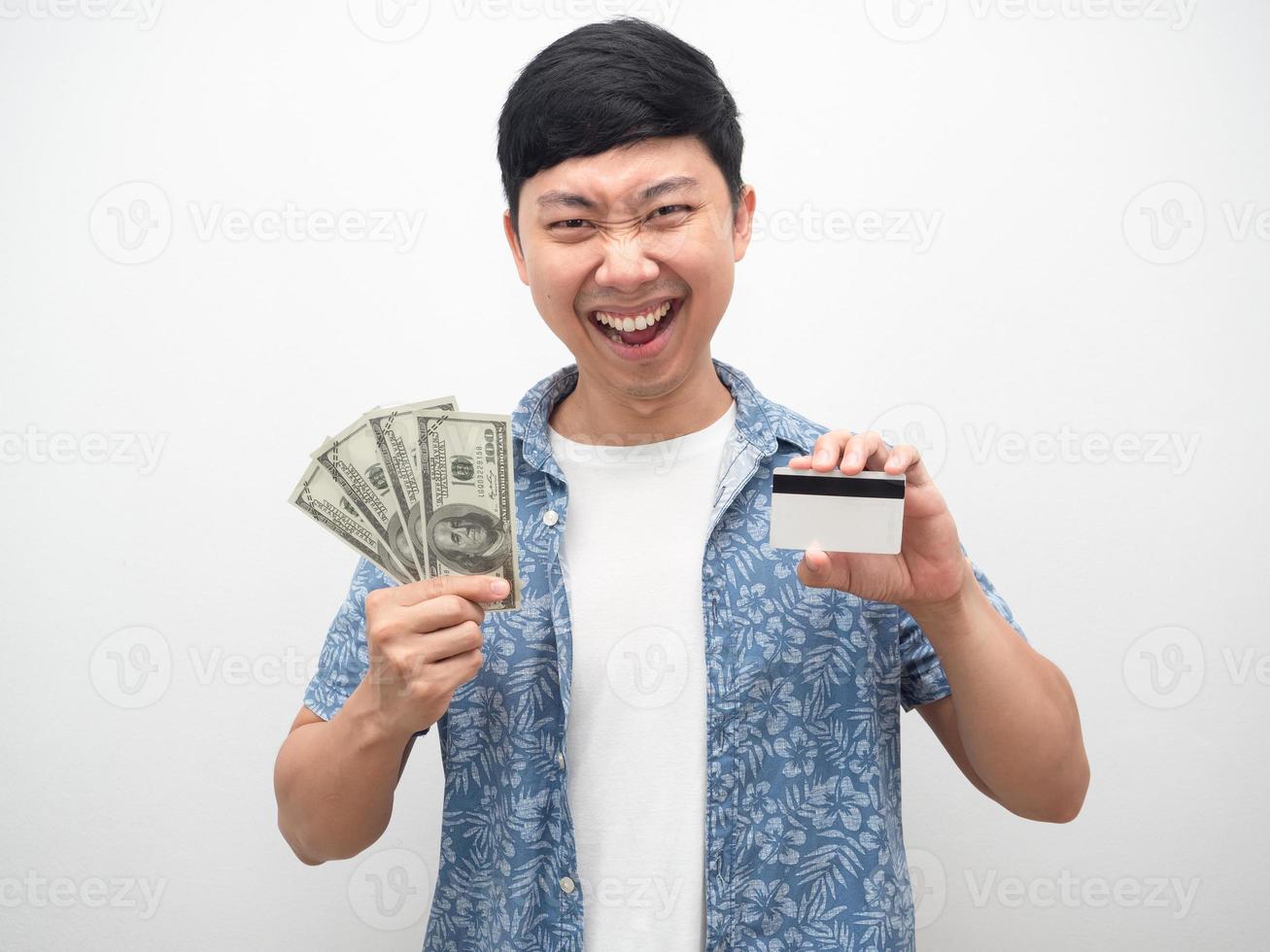 Mann zeigt Geld und Kreditkarte in der Hand lächelndes Gesicht fühlt sich glücklich foto