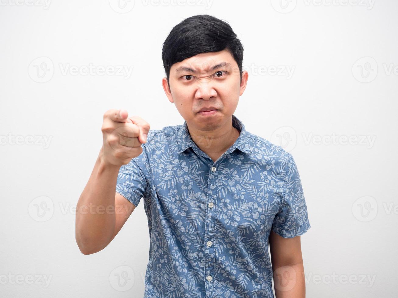 asiatischer Mann wütendes Gesicht Emotionen zeigen mit dem Finger auf Ihr Porträt foto