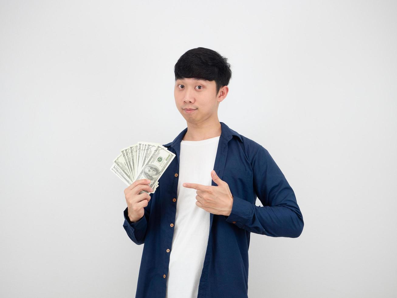 asiatischer Mann gutaussehend auf Geld in seiner Hand selbstbewusstes Gesicht reicher Mann Konzept auf weißem Hintergrund foto