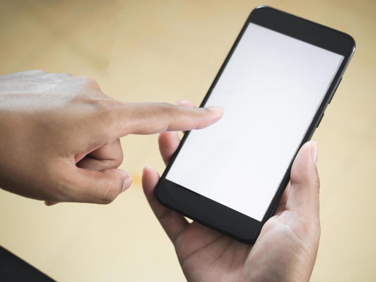 Nahaufnahme Hand und Finger der Frau Touchscreen des weißen Bildschirms des Mobiltelefons, Frauenhand, die soziale Medien ihres Handys spielt foto