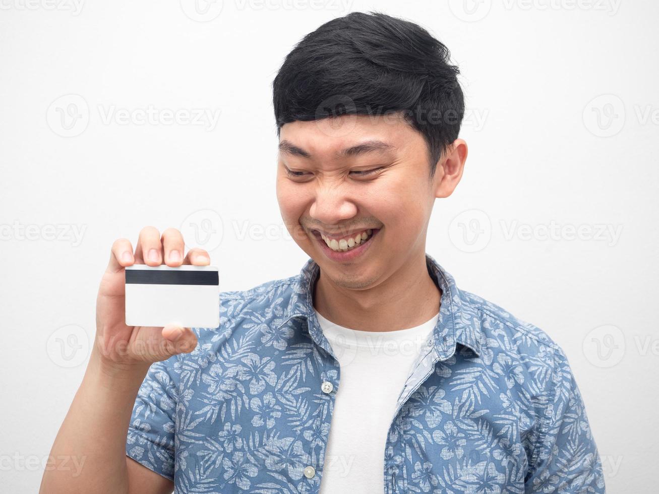Fröhlicher Mann, sehr glücklich, Kreditkartenporträt zu betrachten foto