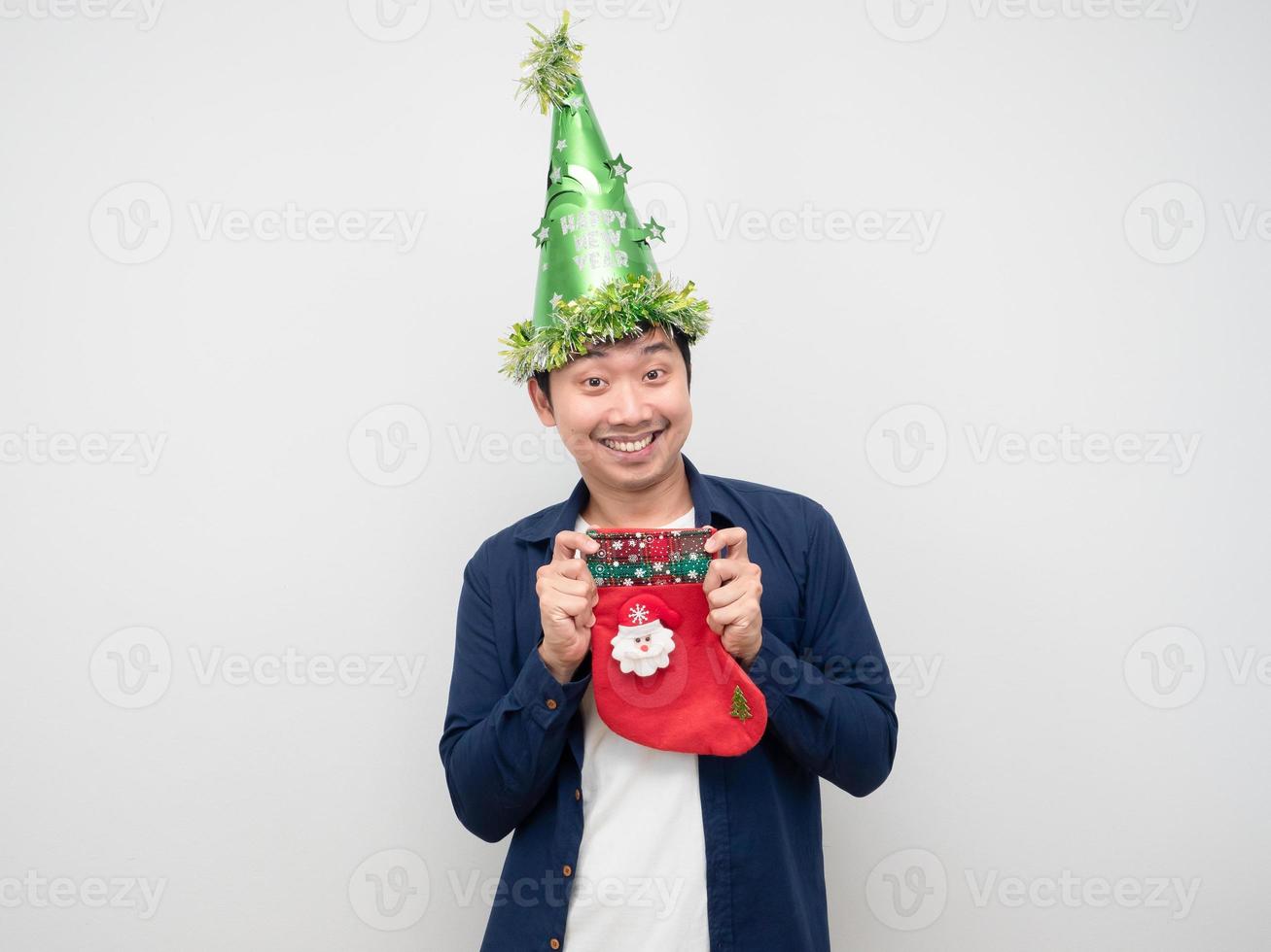 asiatischer mann, der weihnachtsstrumpf glückliche gefühle mit feier hält foto