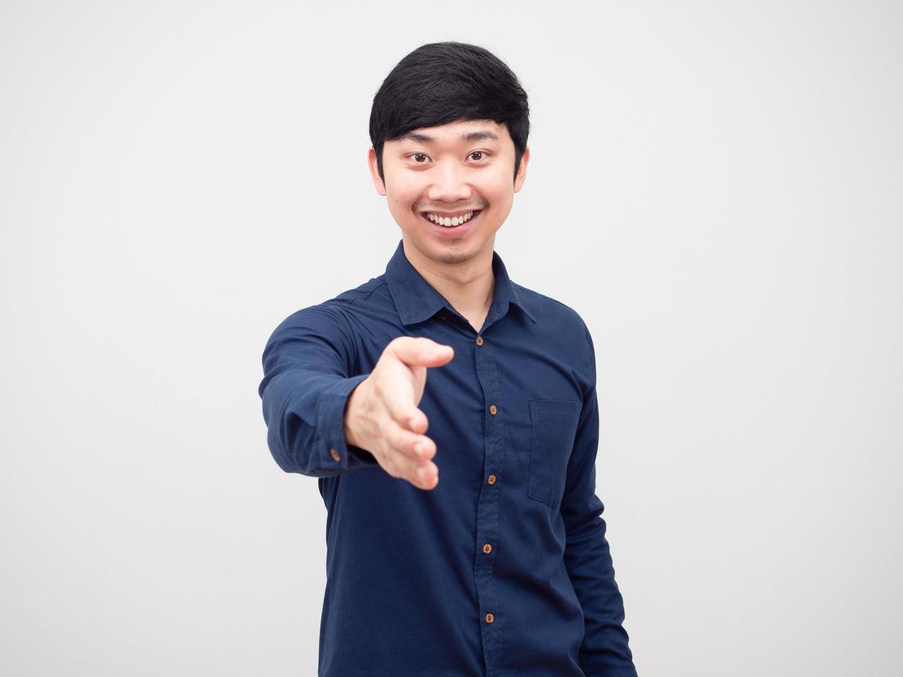 asiatischer mann lächeln gesicht und fröhlich geben hand für scheckhandporträt weißen hintergrund foto