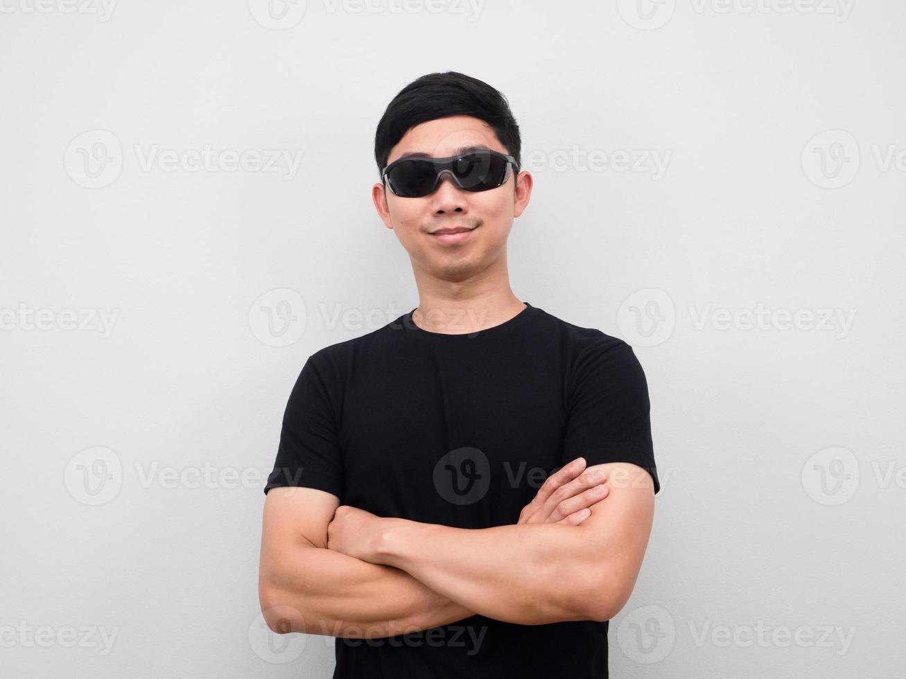 Mann mit Sonnenbrille Cross Arm Portrait weißen Hintergrund foto