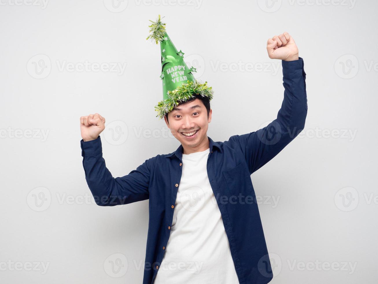 asiatischer mann mit grünem hut geste lustiger tanz mit neujahrsfeierkonzept foto